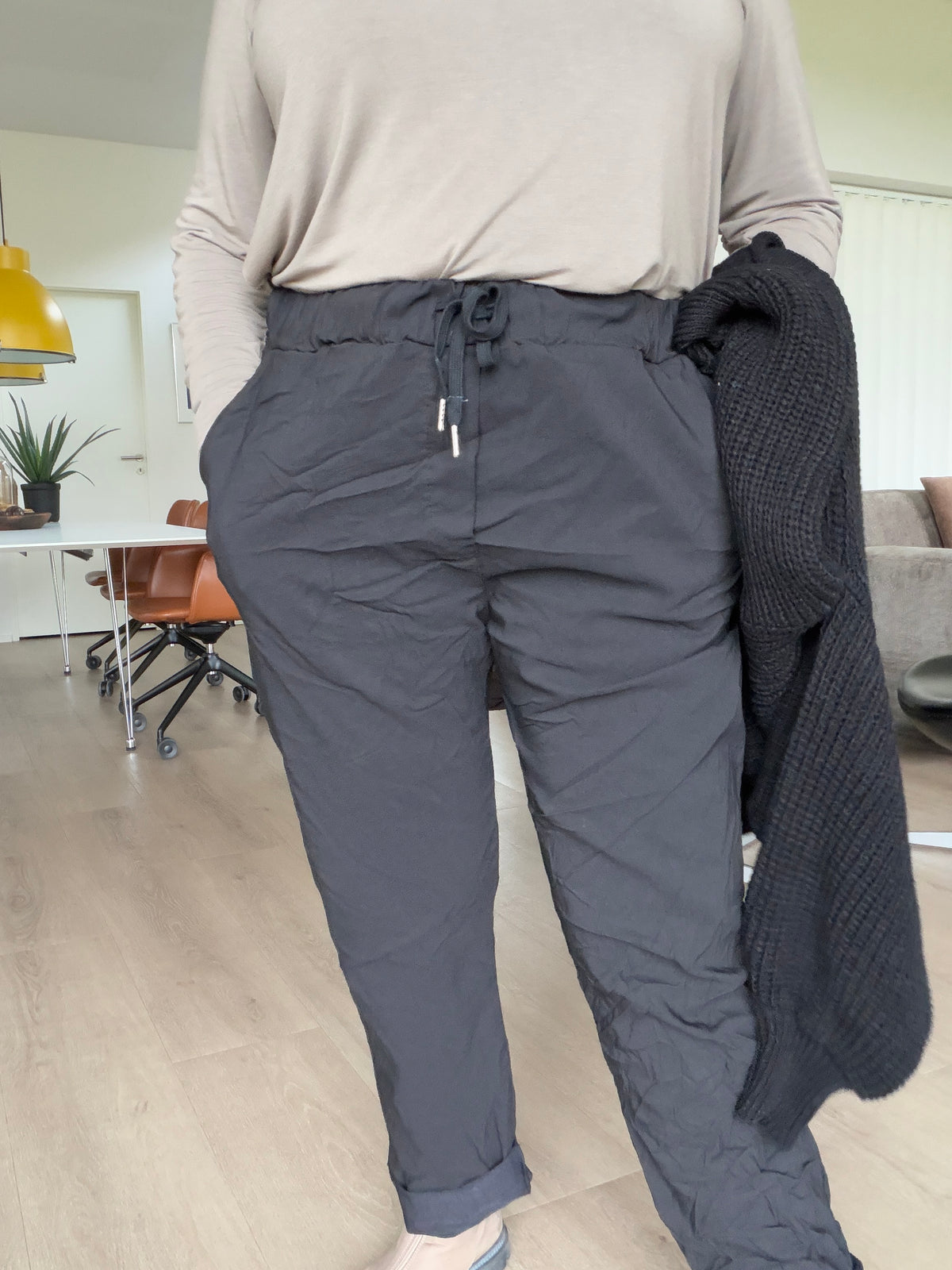 Rosa Hyggebuks i **plus size** er nu kommet i en ny og lækker model, som fås i 2 størrelser. Skønne, bløde og komfortable plus size bukser med en dejlig rummelig pasform. Perfekte til både hverdag og hygge. Modellen på billedet har str. 1 på. Brug vores billeder som inspiration, men tjek altid mål og størrelsesbeskrivelse for at finde den størrelse, der passer til din skønne facon.