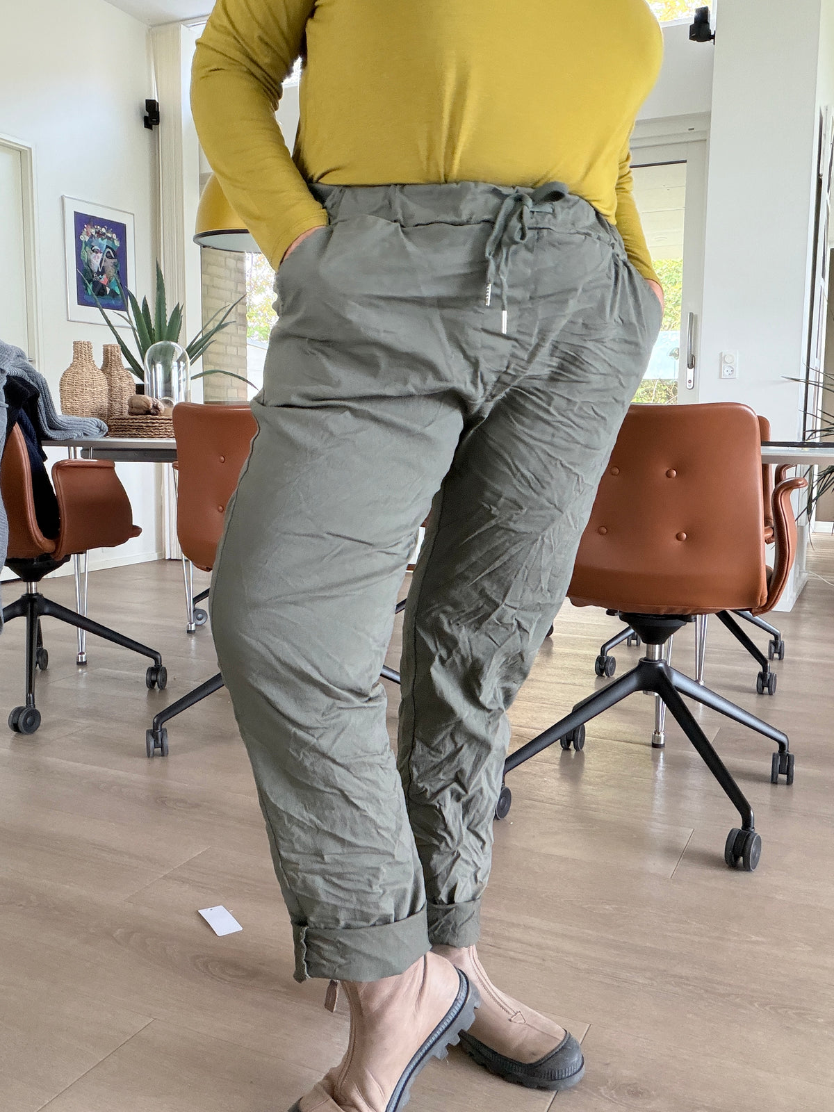 Rosa Hyggebuks i **plus size** er nu kommet i en ny og lækker model, som fås i 2 størrelser. Skønne, bløde og komfortable plus size bukser med en dejlig rummelig pasform. Perfekte til både hverdag og hygge. Modellen på billedet har str. 1 på. Brug vores billeder som inspiration, men tjek altid mål og størrelsesbeskrivelse for at finde den størrelse, der passer til din skønne facon.