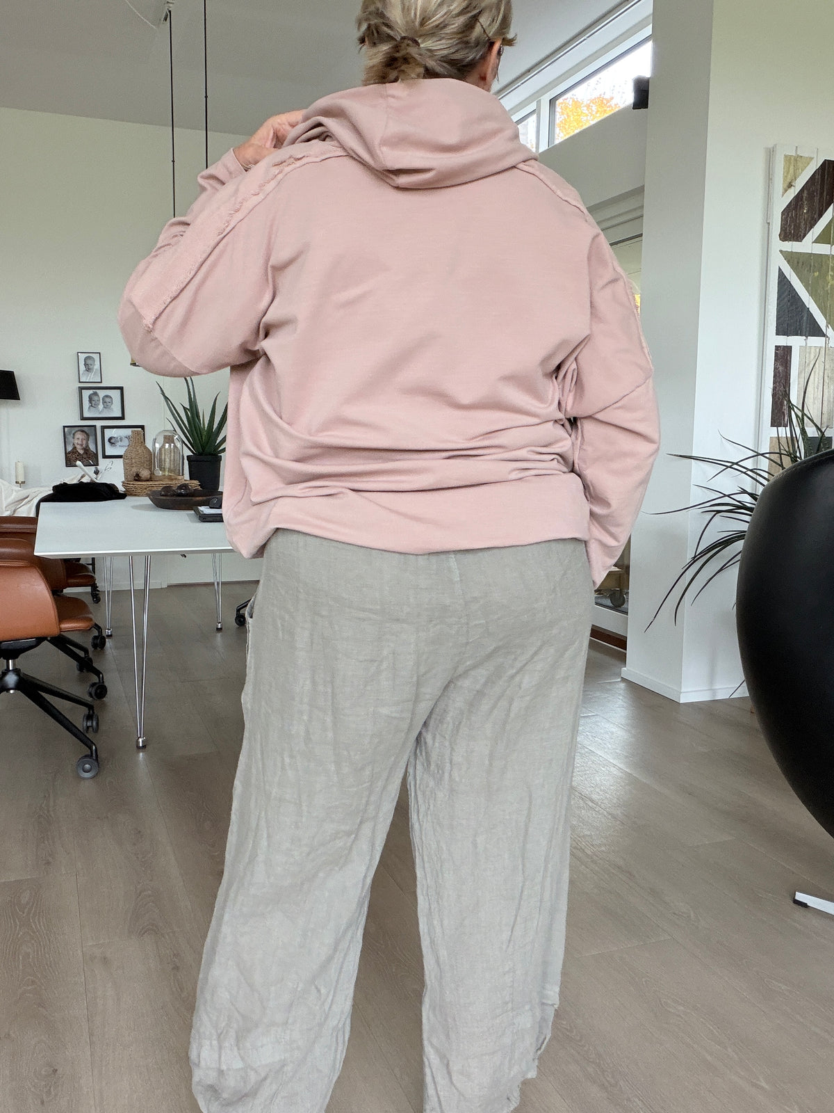 Alt-tekst: Saga plus size sweatshirt til kvinder med en smart og afslappet stil. En skøn sweatshirt til dig, der elsker komfort, god pasform og et moderne hverdagslook.