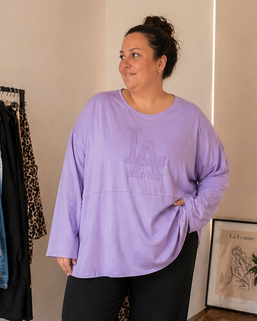 Billedet er af en AI-genereret model, hvor hun har vores Ruth sweatshirt på i lilla. 
