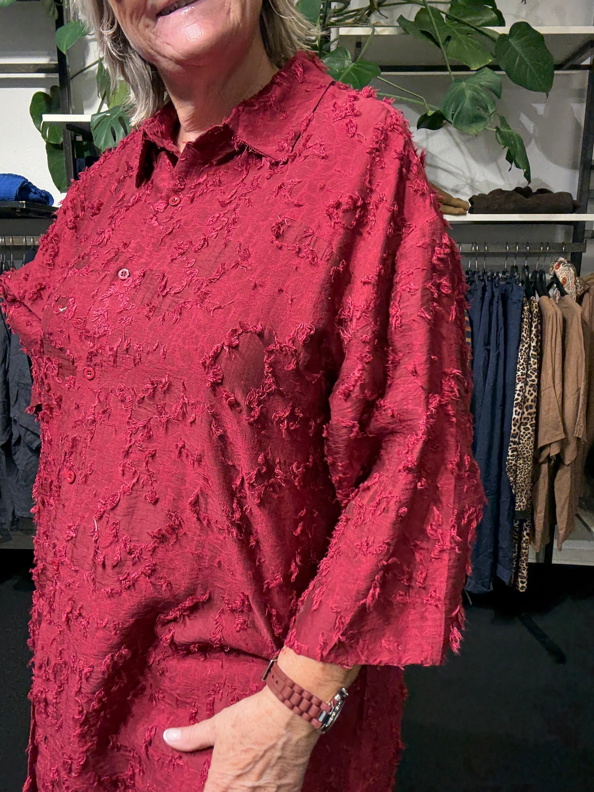 Anette skjorte med struktur i stof gennem knappet 3/4 langt ærme som er bred forneden denne findes i 3 farver og er til både hverdag og fest.