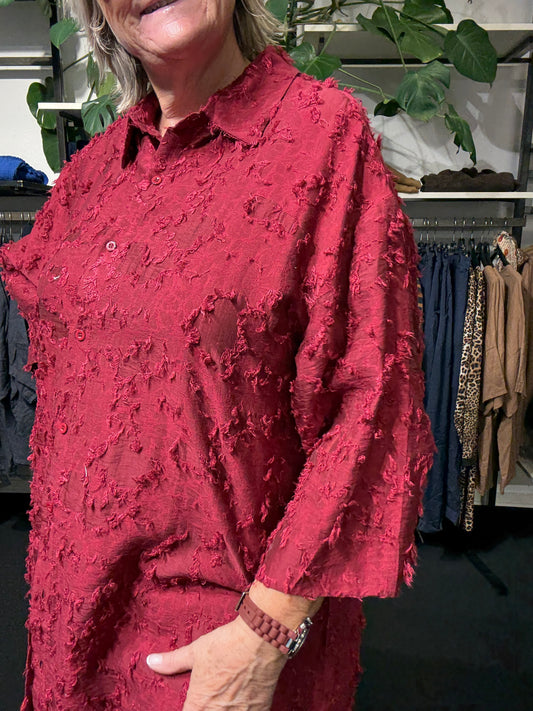 Anette skjorte med struktur i stof gennem knappet 3/4 langt ærme som er bred forneden denne findes i 3 farver og er til både hverdag og fest.