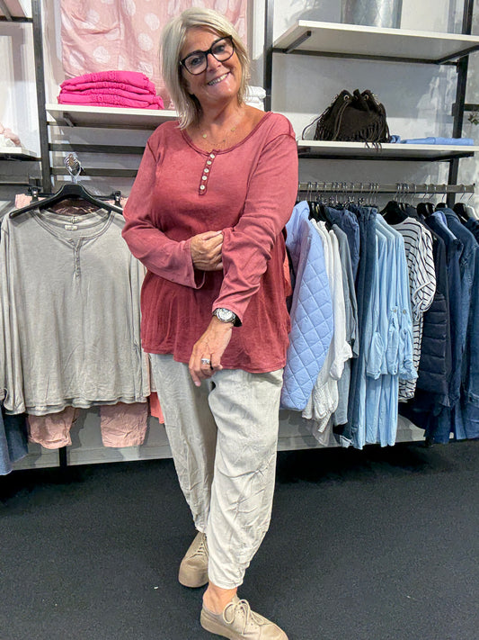 Plus size t-shirt med langt ærme, rund hals med stolpe ned i knaplukning, vask er stone wash hvilket betyder at farver er uens. Den er i en lækker bomuldskvalitet, som er åndbar og god at have under noget andet.&nbsp;