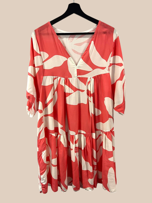 Plus size tunika i den gode a-facon, som man aldrig går fejl af. Den er med smart print, og fås i flere forskellige farver. Den er med korte ærmer og overskæring på brystet.