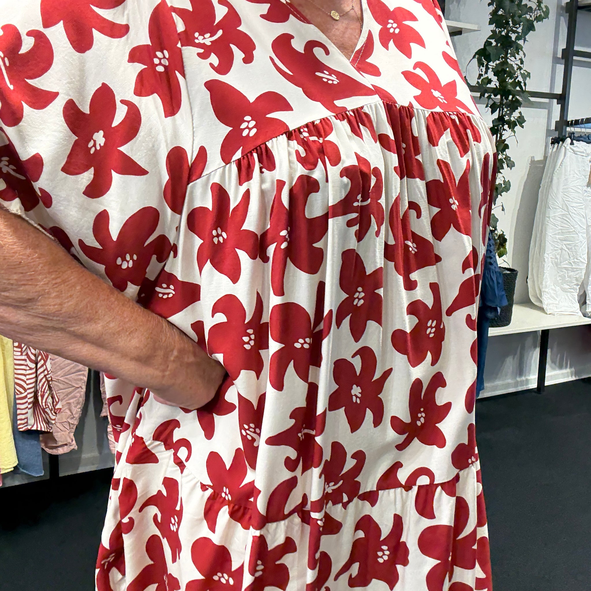 Plus size tunika i den gode a-facon, som man aldrig går fejl af. Den er med smart print, og fås i flere forskellige farver. Den er med korte ærmer og overskæring på brystet.