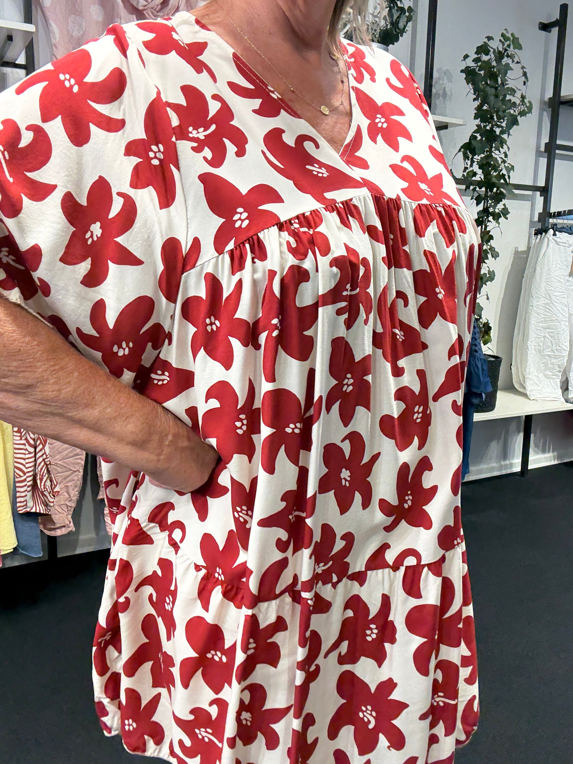 Plus size tunika i den gode a-facon, som man aldrig går fejl af. Den er med smart print, og fås i flere forskellige farver. Den er med korte ærmer og overskæring på brystet.