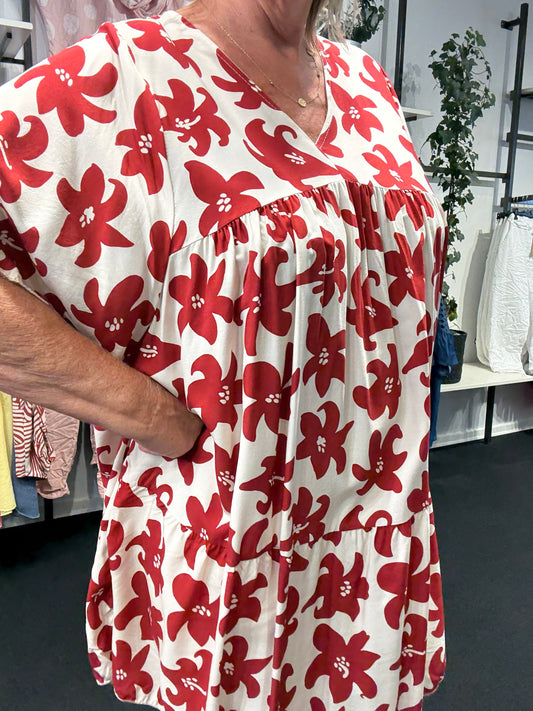 Plus size tunika i den gode a-facon, som man aldrig går fejl af. Den er med smart print, og fås i flere forskellige farver. Den er med korte ærmer og overskæring på brystet.