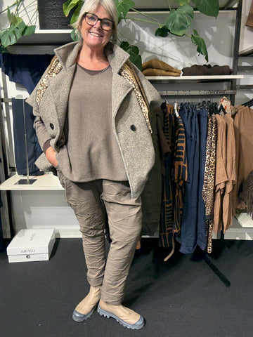 Plus size rosa hyggebuks er en af vores bestsellers og findes altid i mange farver. Sigensgaard.dk