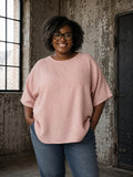 
**AI-genereret inspirationsbillede af Linda hør tunika. Tunikaen har en løs og rummelig pasform med rund hals, korte ærmer og et flot, enkelt design i 100 % hør. Stylet med jeans på en plus-size model i et råt industrilokale. Fås i mange farver.