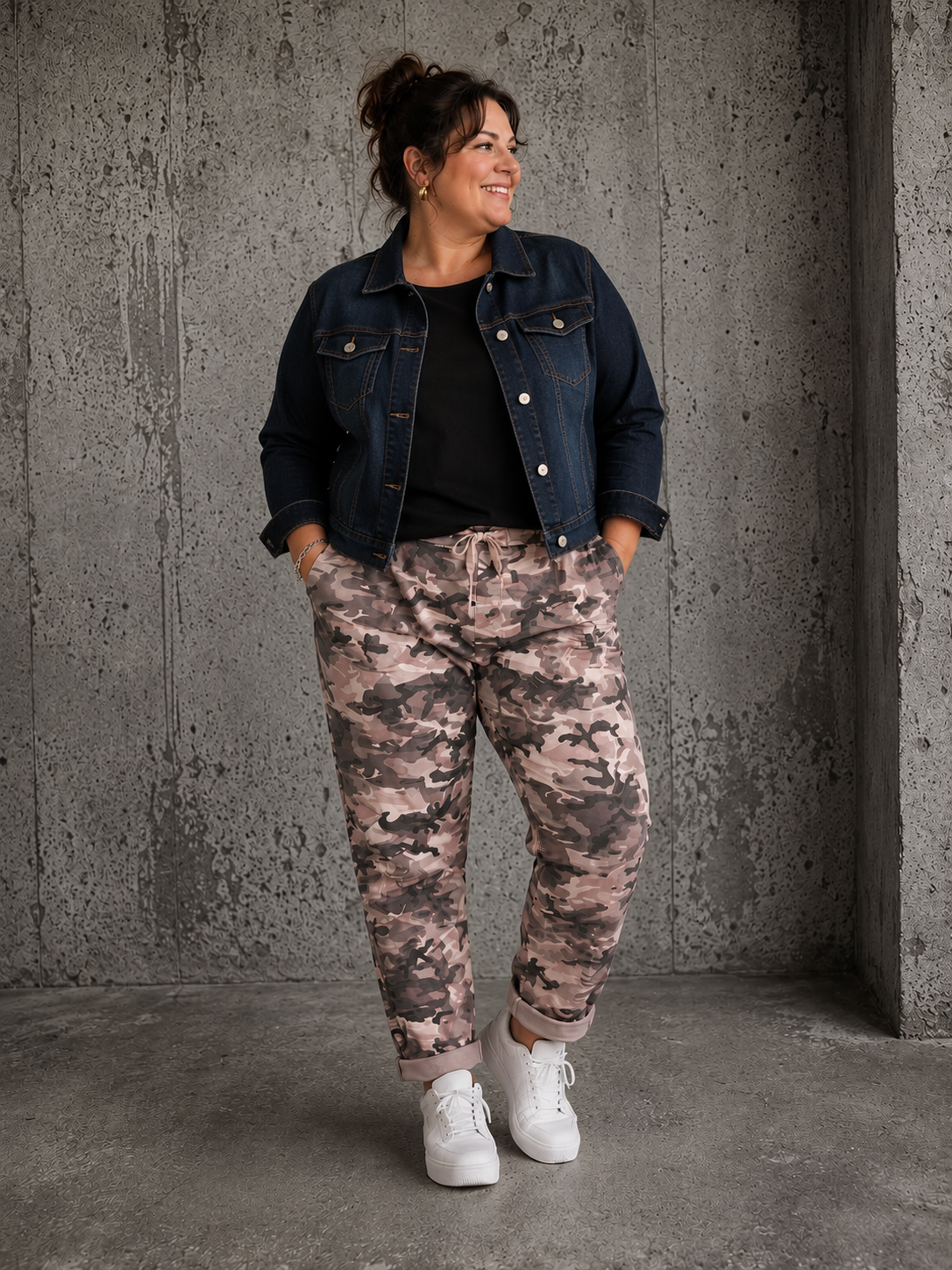 Den populære Lotte buks, nu med mere plads op over mave og numse. Den er til dig som fylder godt opover og gerne vil ha' lidt ekstra plads til dine lår.

Buksen er perfekt til plus size kvinden som elsker en camouflage buks med en god mængde stræk. 

Billedet er genereret vha. AI-teknologi for at vise buksen på en 