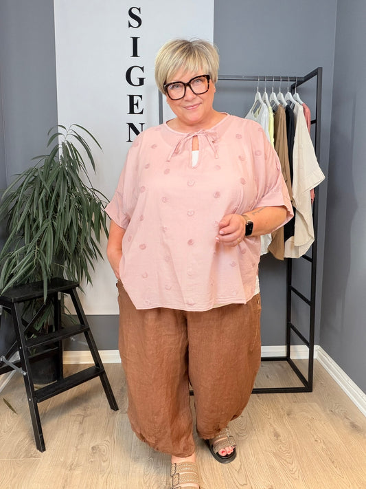 Den lækre plus size tunika i 100% bomuld. Den er smart med prikkerne og snøreved halsen. 
