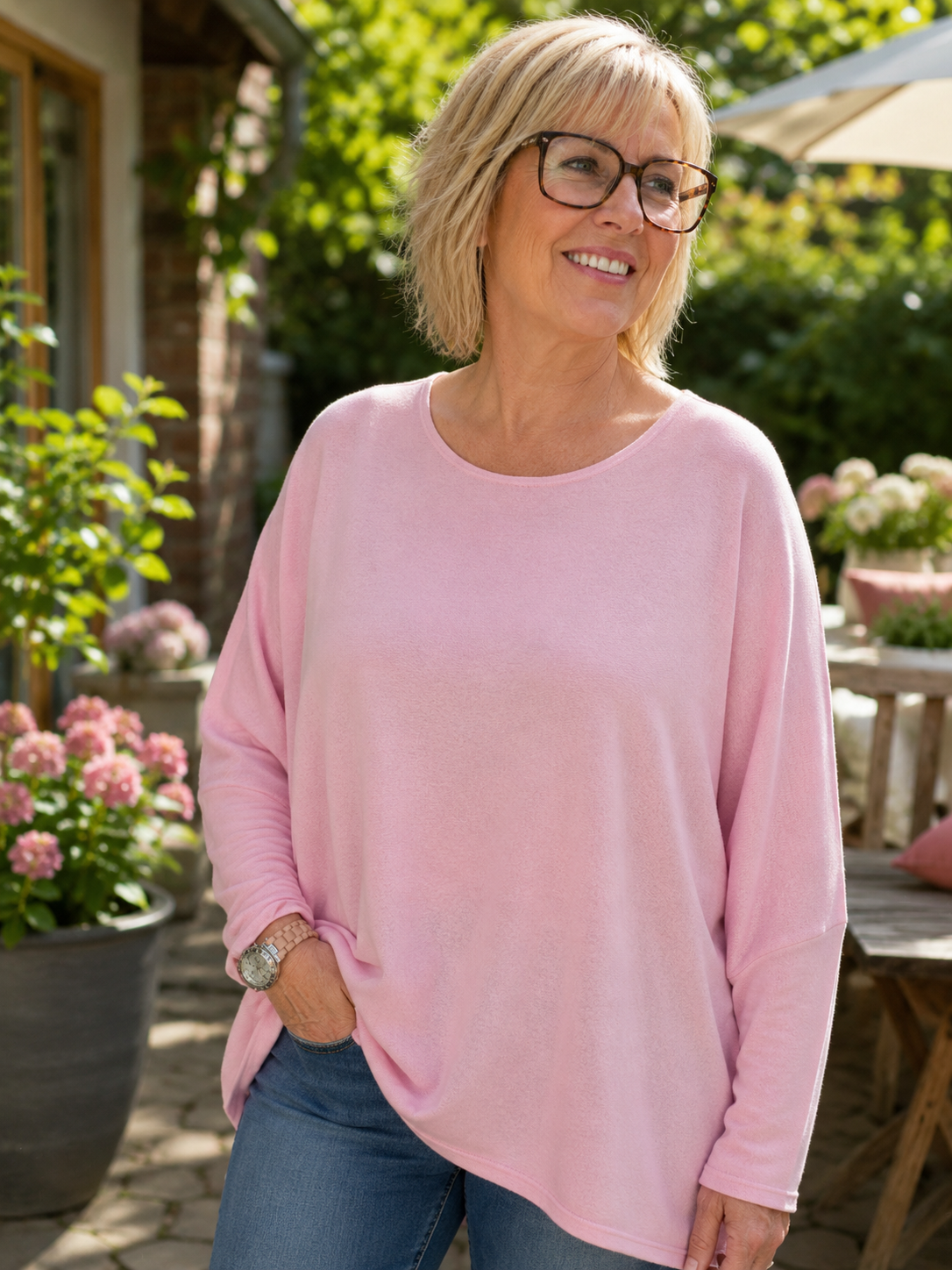 
Ebba plus size strik i rosa fra Sigensgaard. Blød, oversized strik med afslappet pasform, lange ærmer og komfortabel kvalitet. Findes i mange farver. Produktbilledet er AI-genereret til inspirationsformål.