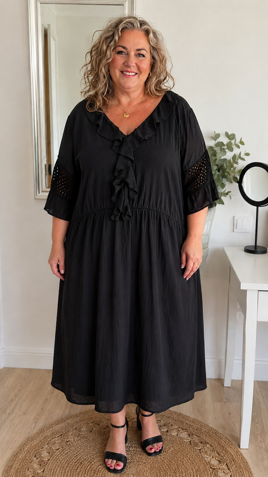 Rosella Kjolen er den perfekte kombination af feminin elegance og komfort. Kjolen har et smukt og flatterende snit, der falder flot om kroppen og giver et stilfuldt look til både hverdag og fest. Det lette materiale gør den behagelig at have på hele dagen, mens de fine detaljer tilfører et eksklusivt udtryk.

Den alsidige pasform gør Rosella Kjolen nem at style med både sneakers, sandaler eller hæle – alt efter anledning. Brug den til sommerens arrangementer, på kontoret eller til en hyggelig middag.