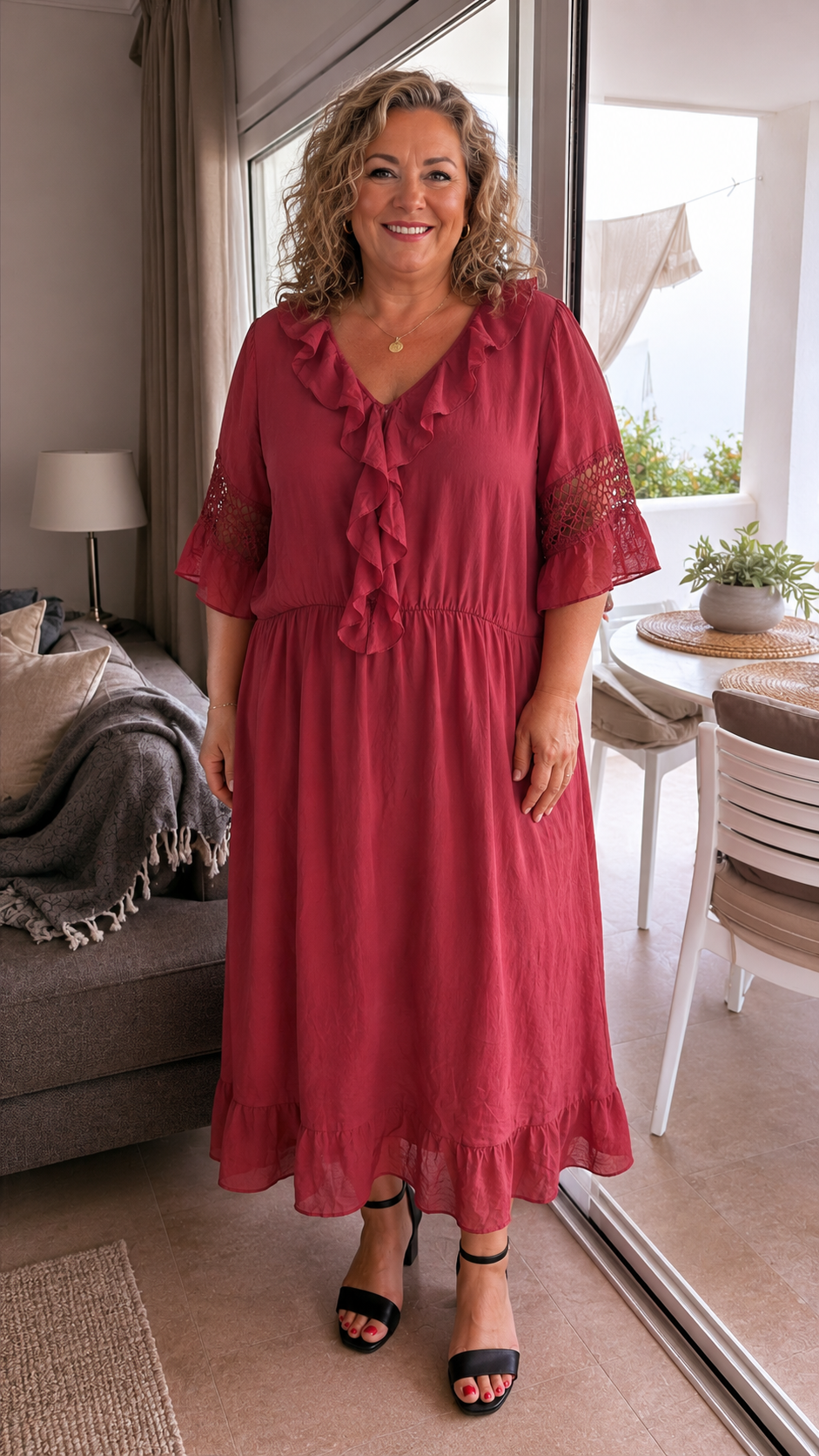 Rosella Kjolen er den perfekte kombination af feminin elegance og komfort. Kjolen har et smukt og flatterende snit, der falder flot om kroppen og giver et stilfuldt look til både hverdag og fest. Det lette materiale gør den behagelig at have på hele dagen, mens de fine detaljer tilfører et eksklusivt udtryk.

Den alsidige pasform gør Rosella Kjolen nem at style med både sneakers, sandaler eller hæle – alt efter anledning. Brug den til sommerens arrangementer, på kontoret eller til en hyggelig middag.