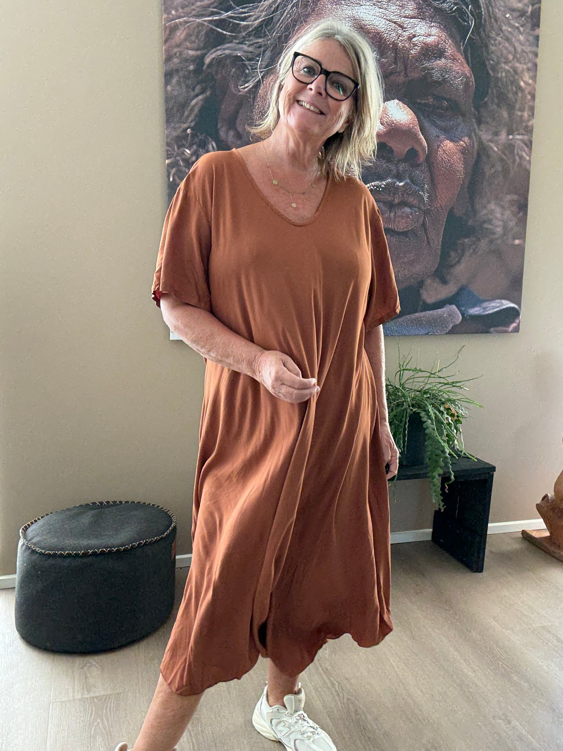Plussize lang viskose kjole i blå,en kjole der falder tungt og flot.