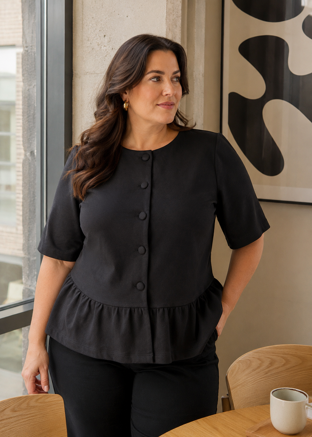 Den smukke bluse er i den lækre Sabina kvalitet, som vi alle elsker. Denne bluse er til plus size kvinderne som elsker når tøj kan bruges til både hverdag og fest. 

Dette billede er genereret vha. AI-teknologi for at vise tøjet på en person. 