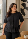 Den smukke bluse er i den lækre Sabina kvalitet, som vi alle elsker. Denne bluse er til plus size kvinderne som elsker når tøj kan bruges til både hverdag og fest. 

Dette billede er genereret vha. AI-teknologi for at vise tøjet på en person. 