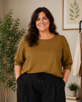 Lækker plus size bluse i den smørbløde Sabina kvalitet fra Wasabi. Det er den der passer til de kendte Sabina 2 bukser.

Billedet her er genereret vha. AI-teknologi for at vise hvordan blusen sidder på en person.