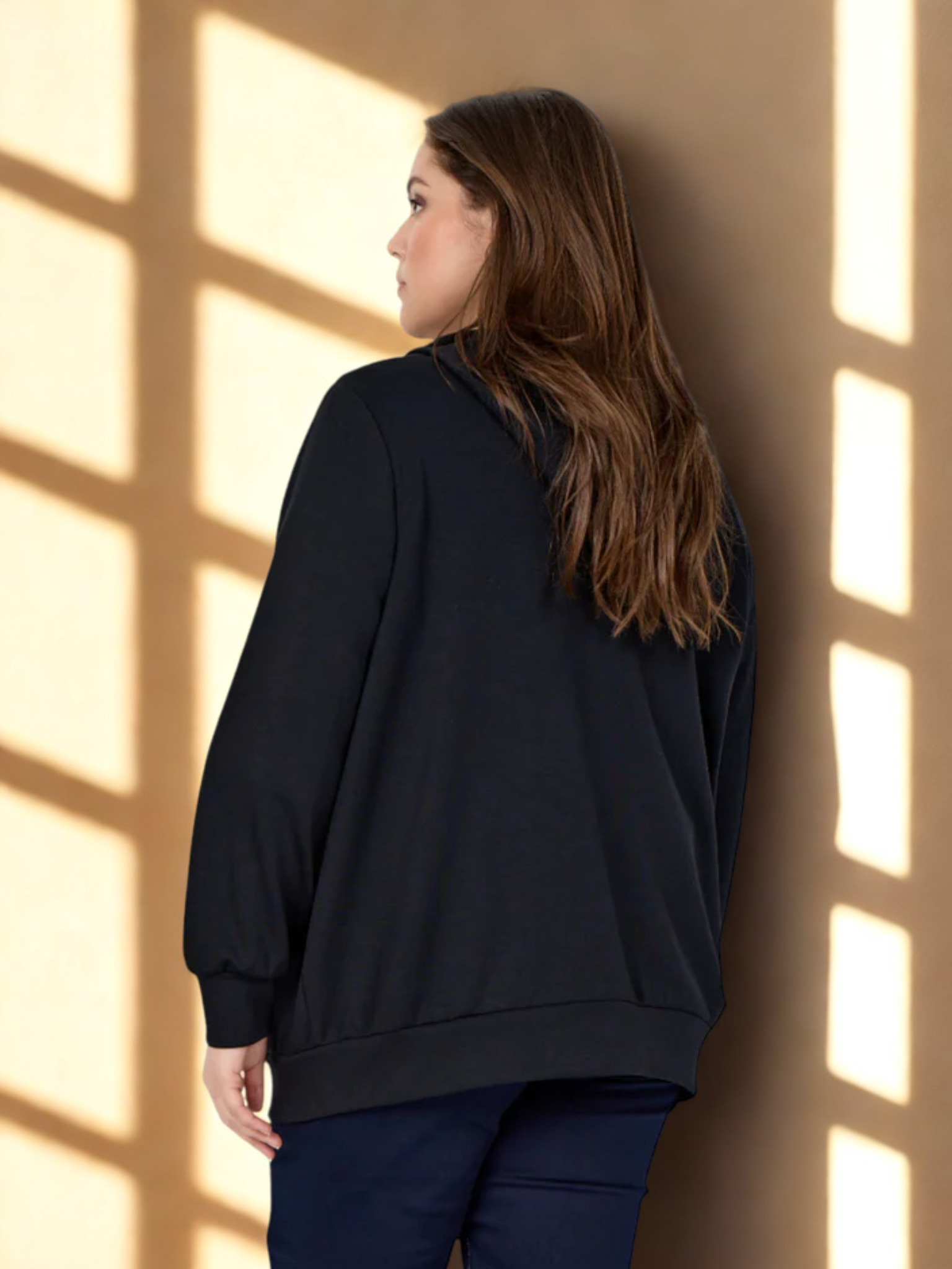 Lækker sweatshirt til plus size kvinden der ønsker ultimativ komfort. Den er fra Wasabi og går op til en str. 58.

*Baggrunden er genereret vha. AI