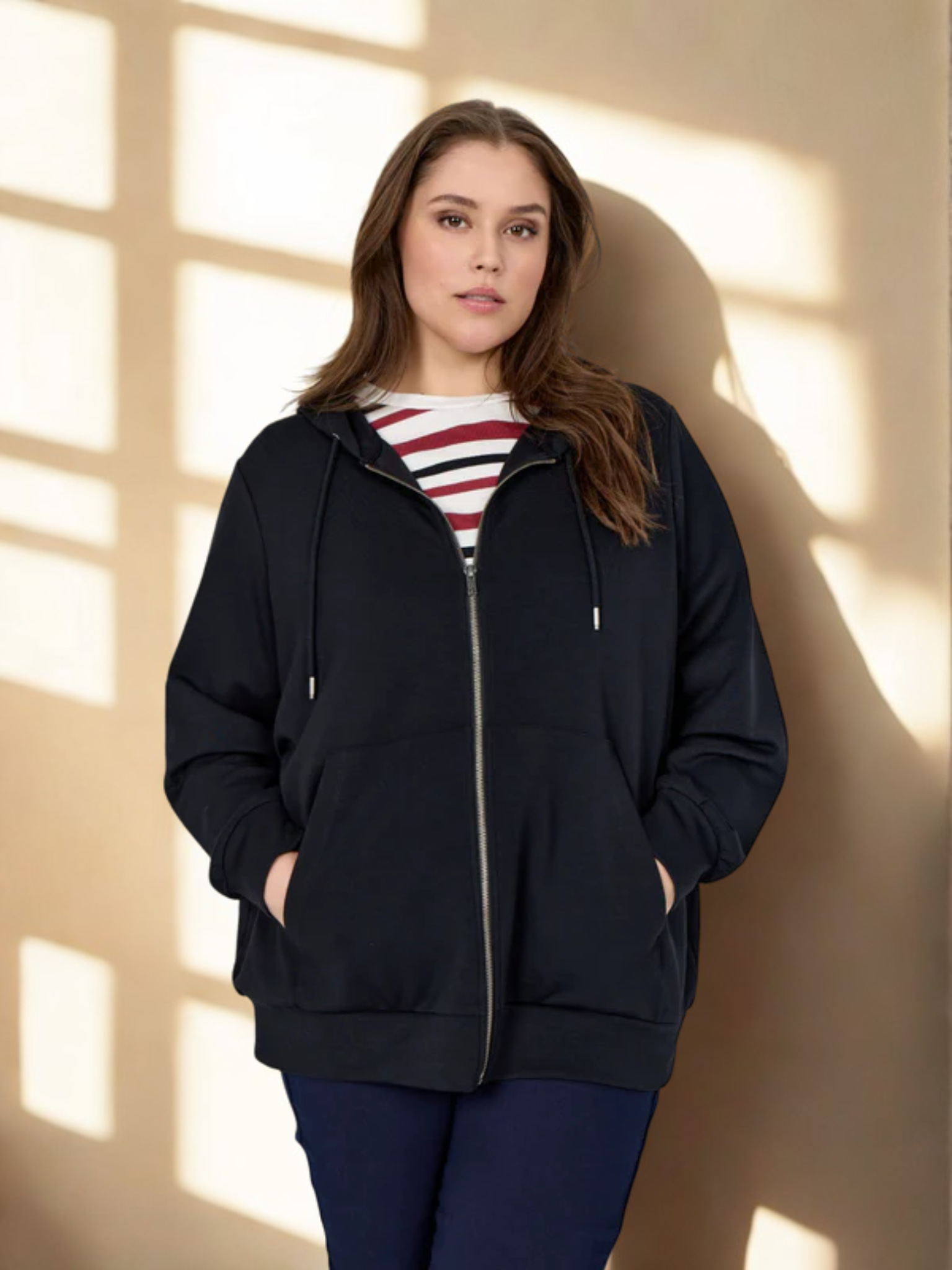Lækker sweatshirt til plus size kvinden der ønsker ultimativ komfort. Den er fra Wasabi og går op til en str. 58.

*Baggrunden er genereret vha. AI