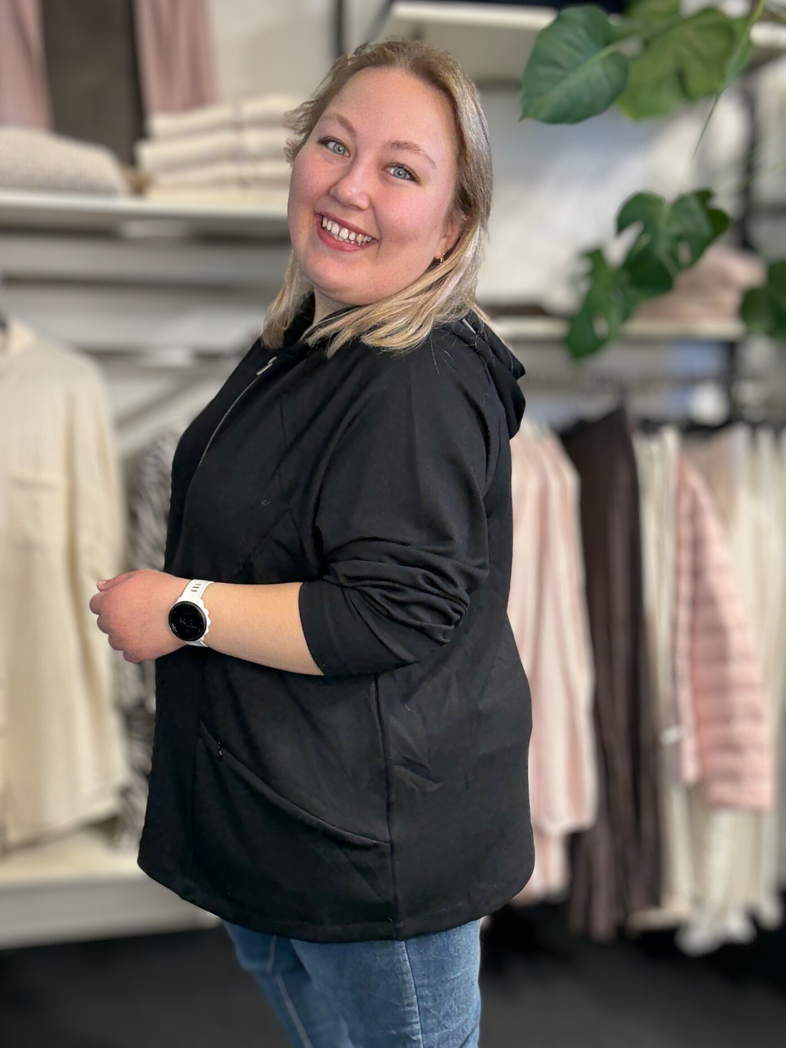 WA-SABINA 84 sweatshirt med hætte, justerbare snore og halv lynlås foran. Blød kvalitet med sidelommer og afslappet pasform.