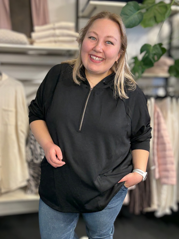 WA-SABINA 84 sweatshirt med hætte, justerbare snore og halv lynlås foran. Blød kvalitet med sidelommer og afslappet pasform.