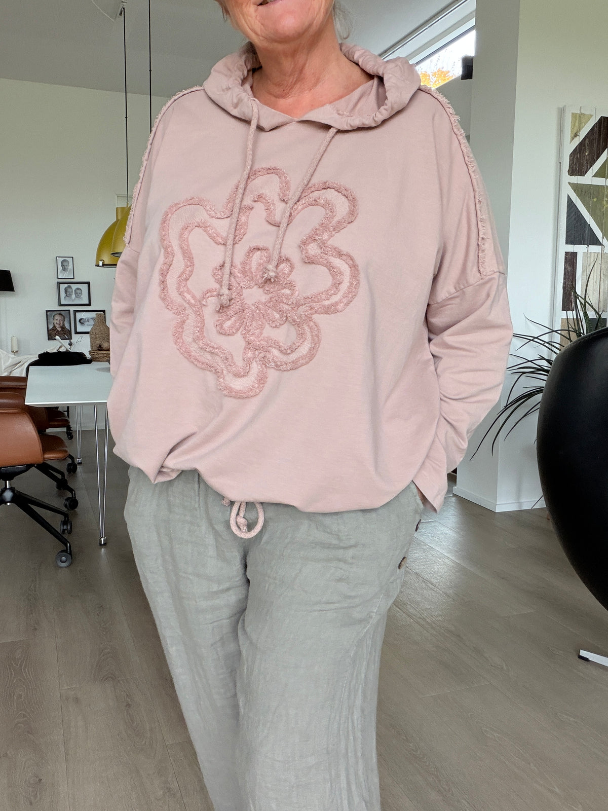 Alt-tekst: Saga plus size sweatshirt til kvinder med en smart og afslappet stil. En skøn sweatshirt til dig, der elsker komfort, god pasform og et moderne hverdagslook.