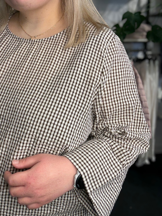 WA-SAINA 2 bluse i 100% økologisk bomuld med rund hals, udsatte ærmer og klassisk ternet print.