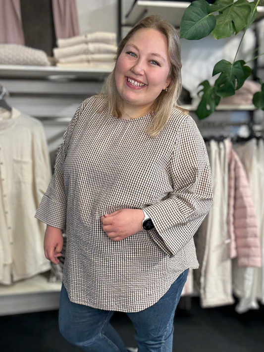 WA-SAINA 2 bluse i 100% økologisk bomuld med rund hals, udsatte ærmer og klassisk ternet print.