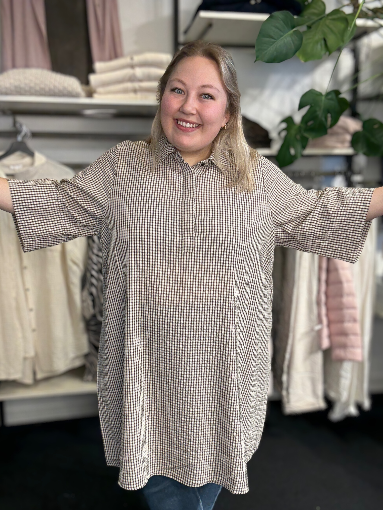 WA-SAINA 3 tunika i 100% økologisk bomuld med klassisk krave, diskrete knapper og blidt ternet mønster.