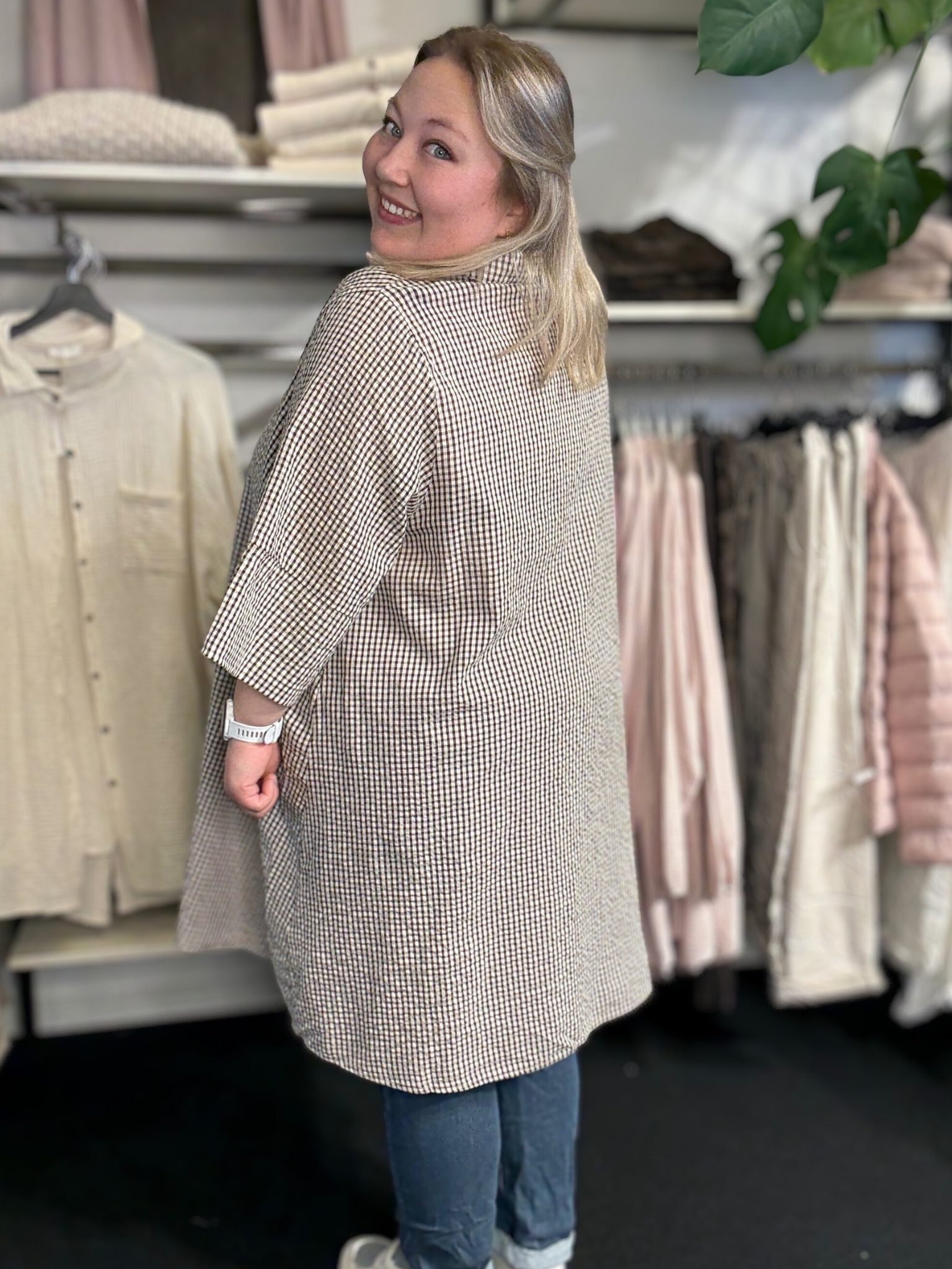 WA-SAINA 3 tunika i 100% økologisk bomuld med klassisk krave, diskrete knapper og blidt ternet mønster.