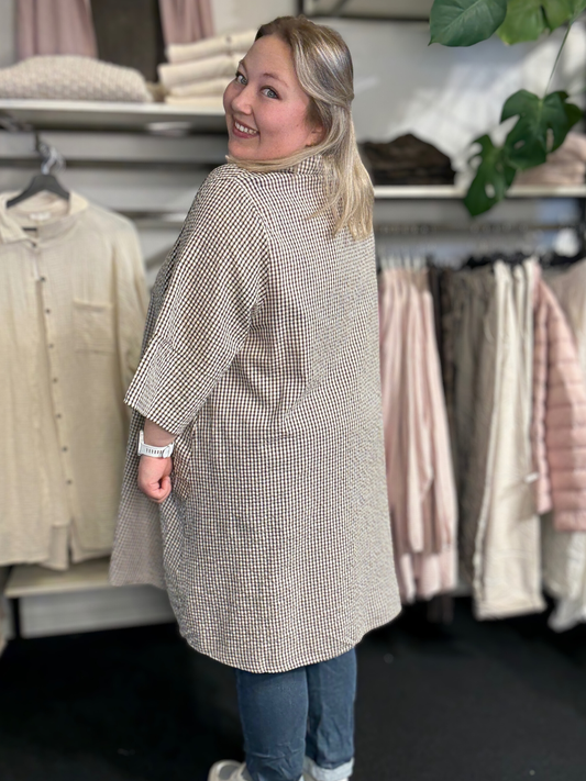 WA-SAINA 3 tunika i 100% økologisk bomuld med klassisk krave, diskrete knapper og blidt ternet mønster.