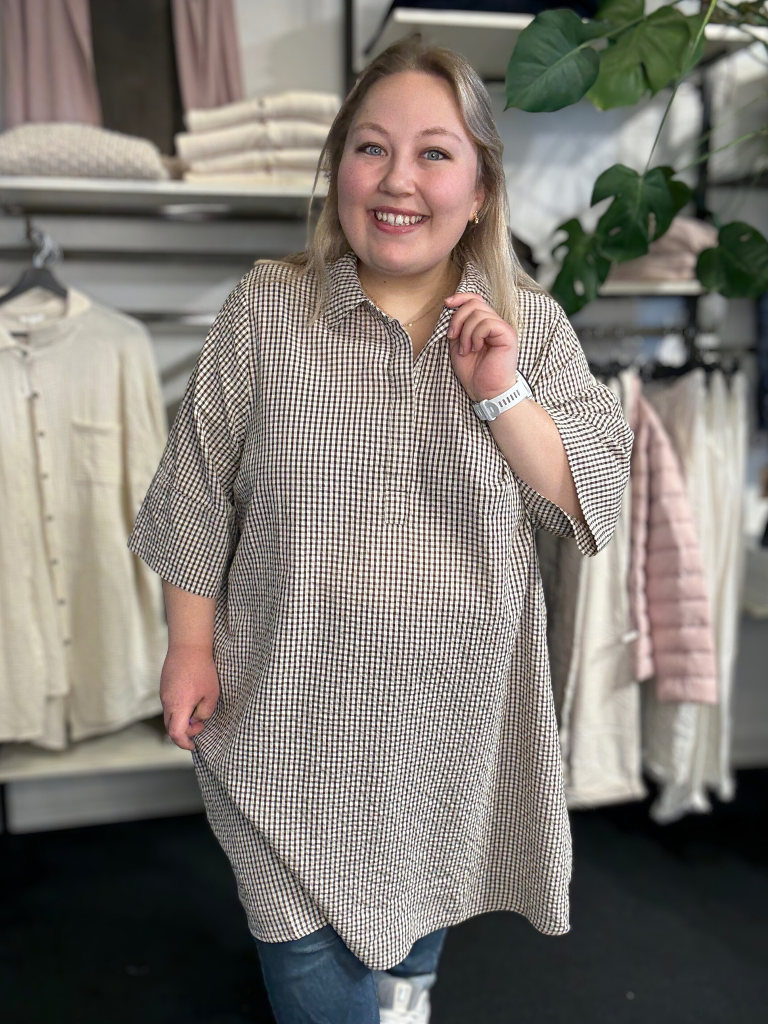 WA-SAINA 3 tunika i 100% økologisk bomuld med klassisk krave, diskrete knapper og blidt ternet mønster.