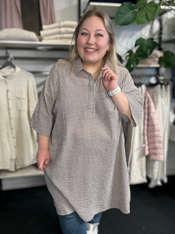 WA-SAINA 3 tunika i 100% økologisk bomuld med klassisk krave, diskrete knapper og blidt ternet mønster.