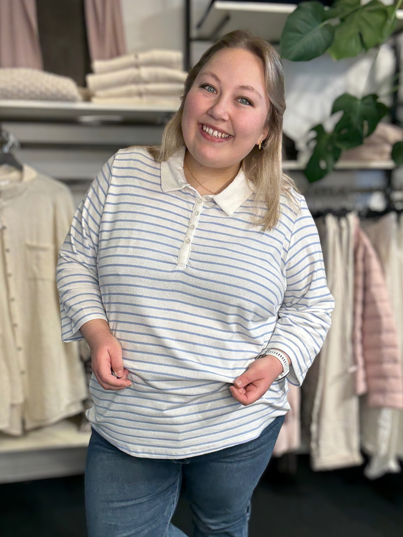 WA-SAKAR 3 stribet bluse med krave, knaplukning og trekvartærmer i blød bomulds- og viskosekvalitet.