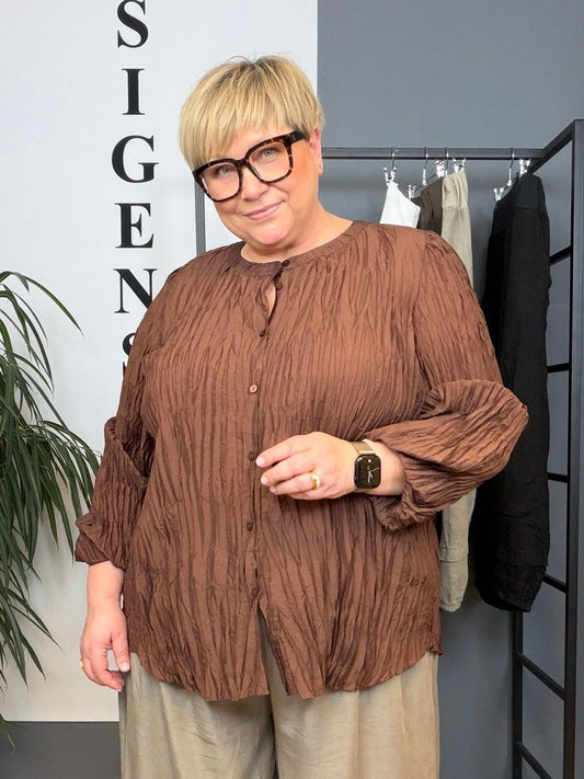 Smart skjorte med struktur. Den er gennemknappet og kan derfor bruges både åben og lukket. 