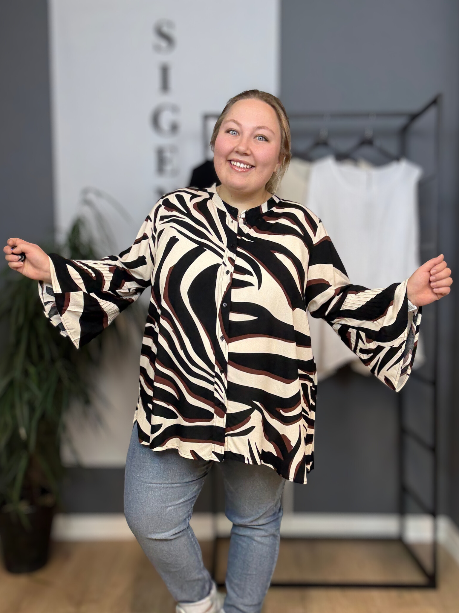 Skjorte i 100 % LENZING™ ECOVERO™-viskose med rund hals, gennemknapning, lange ærmer og sort/hvidt zebraprint.