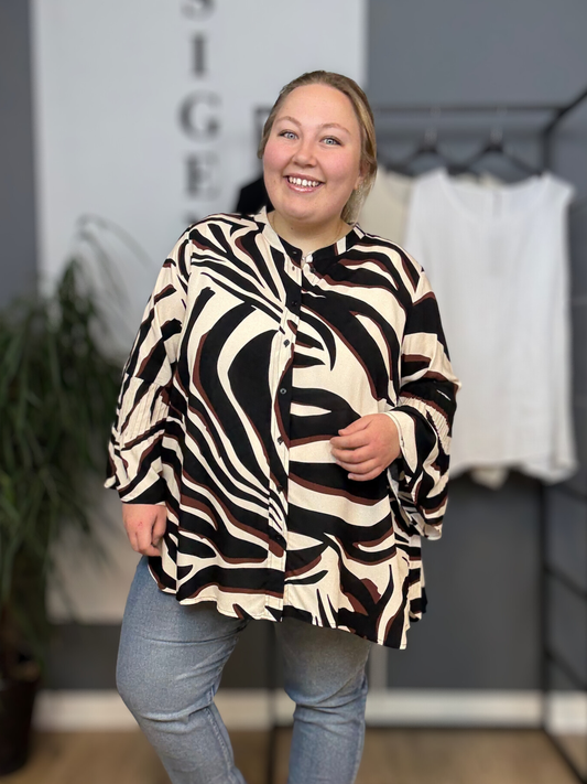 Skjorte i 100 % LENZING™ ECOVERO™-viskose med rund hals, gennemknapning, lange ærmer og sort/hvidt zebraprint.