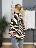 Skjorte i 100 % LENZING™ ECOVERO™-viskose med rund hals, gennemknapning, lange ærmer og sort/hvidt zebraprint.