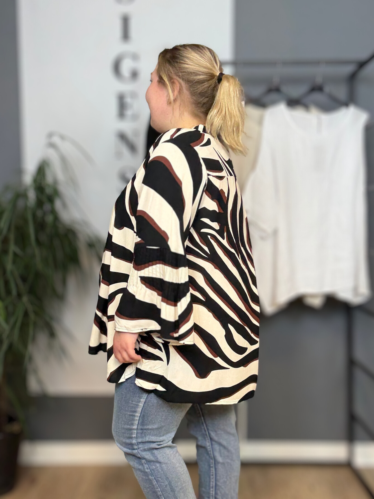 Skjorte i 100 % LENZING™ ECOVERO™-viskose med rund hals, gennemknapning, lange ærmer og sort/hvidt zebraprint.