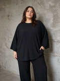 En brugbar plus size bluse med rund hals og 7/8 ærmer. Den er i en flot kvalitet, som fungerer godt til både hverdag og fest. 