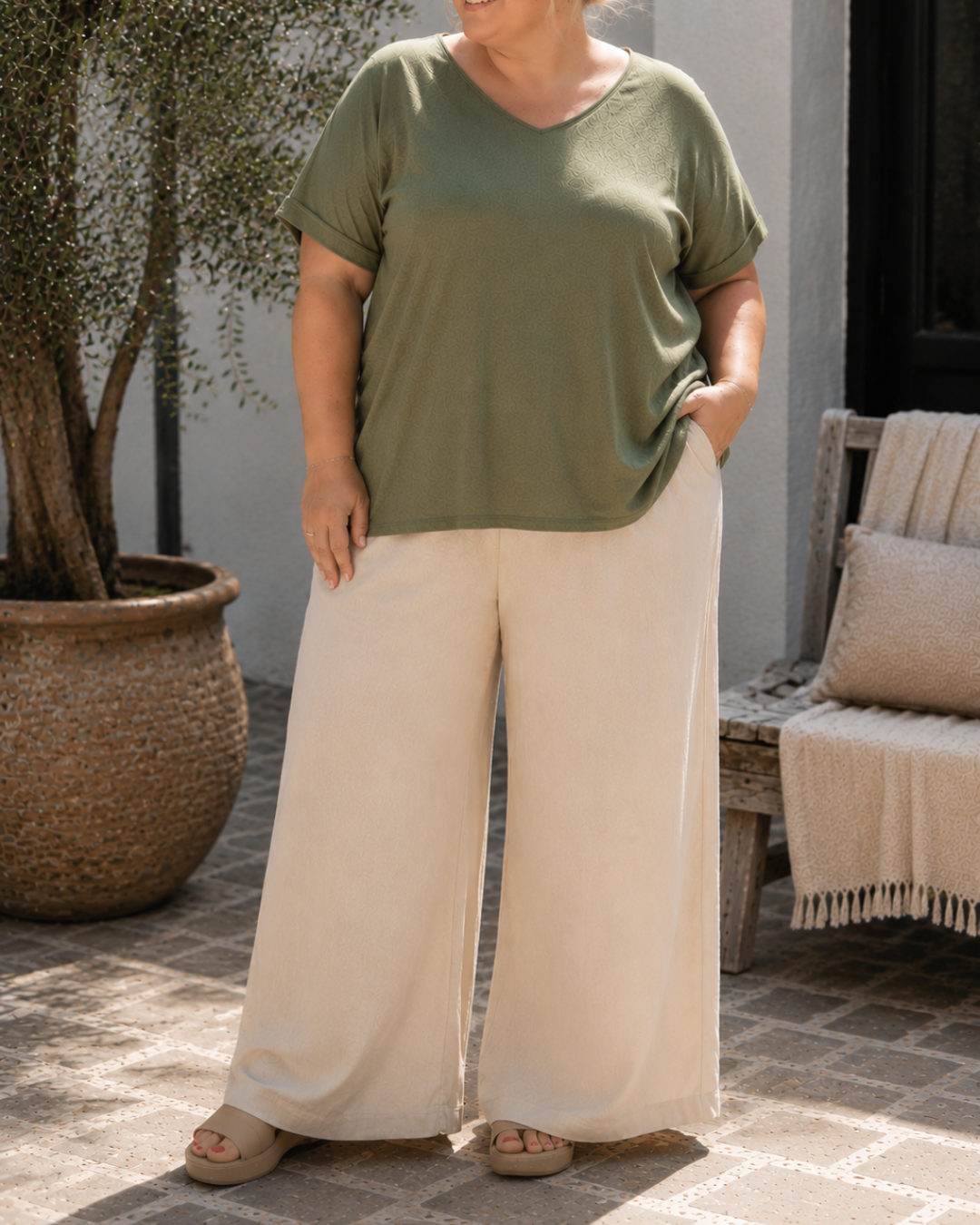 Smart plus size buks med brede ben. Den er med lommer og masser af stræk, som gør den behagelig. 

Billedet er genereret vha. AI.