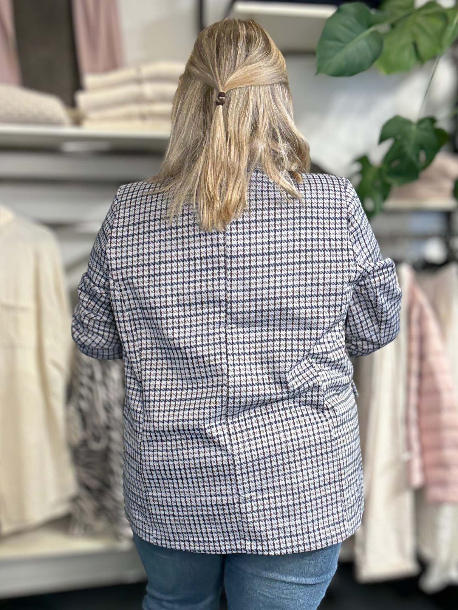 WA-SENADA 1 blazer med klassisk revers, to knapper og houndstooth-print i genanvendt polyester med let stræk.