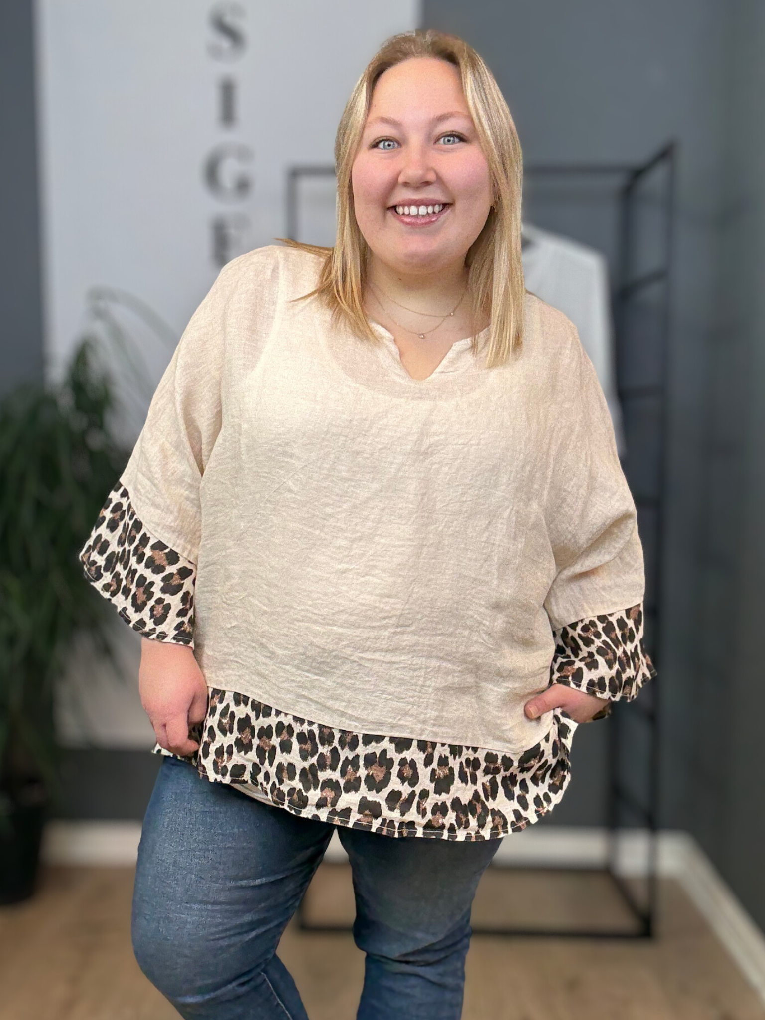 Smart hør bluse med leopard print ved ærme og bund af tunikaen. Den er i en lækker hør-kvalitet.