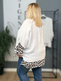 Smart hør bluse med leopard print ved ærme og bund af tunikaen. Den er i en lækker hør-kvalitet.
