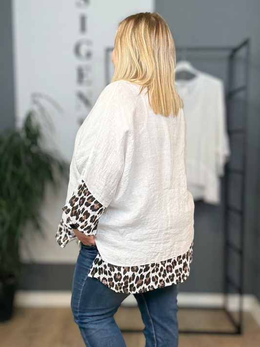 Smart hør bluse med leopard print ved ærme og bund af tunikaen. Den er i en lækker hør-kvalitet.