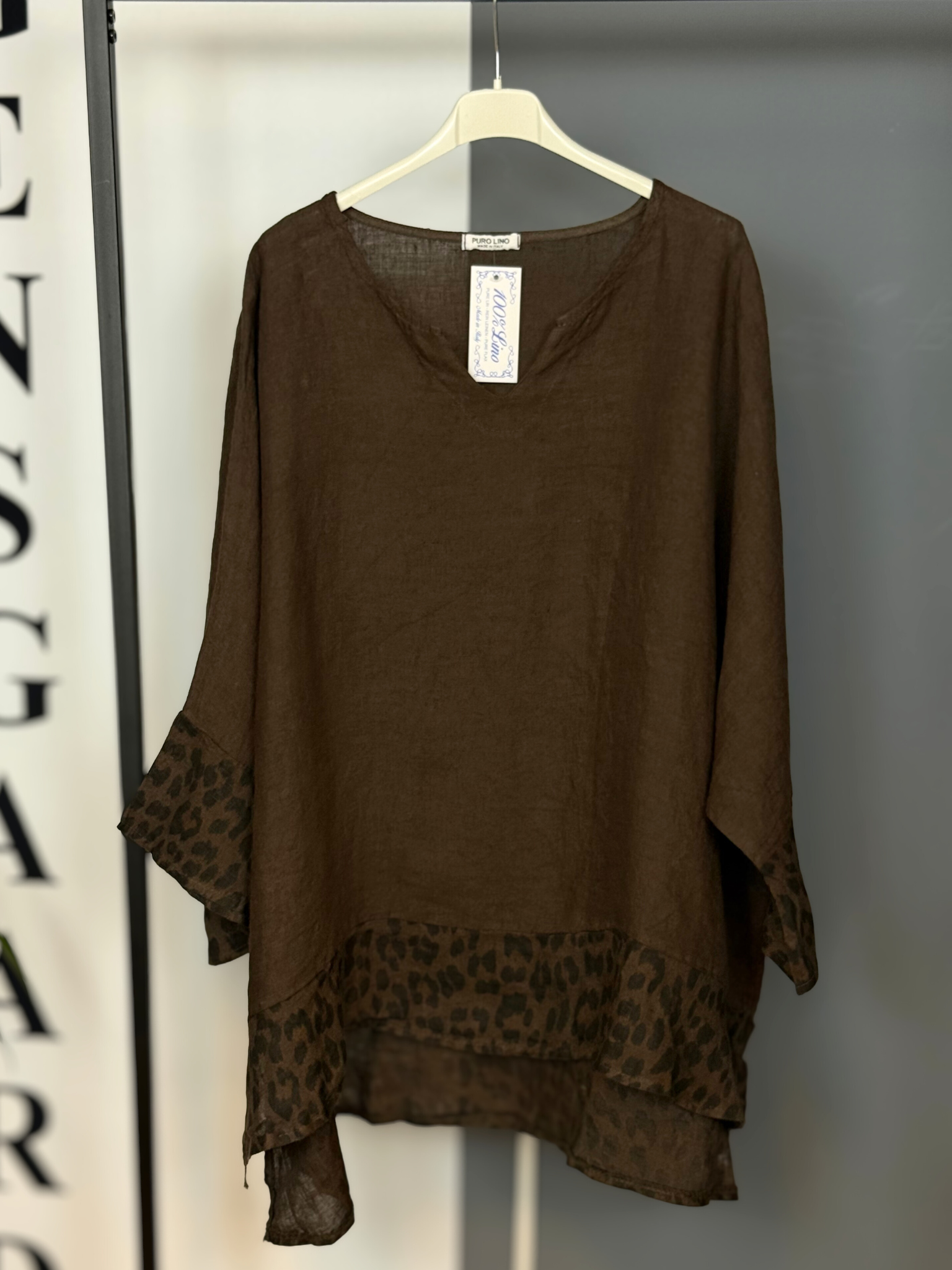 Smart hør bluse med leopard print ved ærme og bund af tunikaen. Den er i en lækker hør-kvalitet.