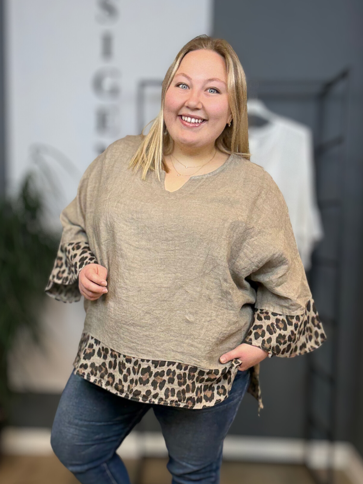 Smart hør bluse med leopard print ved ærme og bund af tunikaen. Den er i en lækker hør-kvalitet.