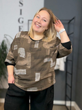 Smart bluse med råt mønster. Den er til plus size kvinden som elsker det enkle design, men stadig gerne vil ha' komfort og god pasform.