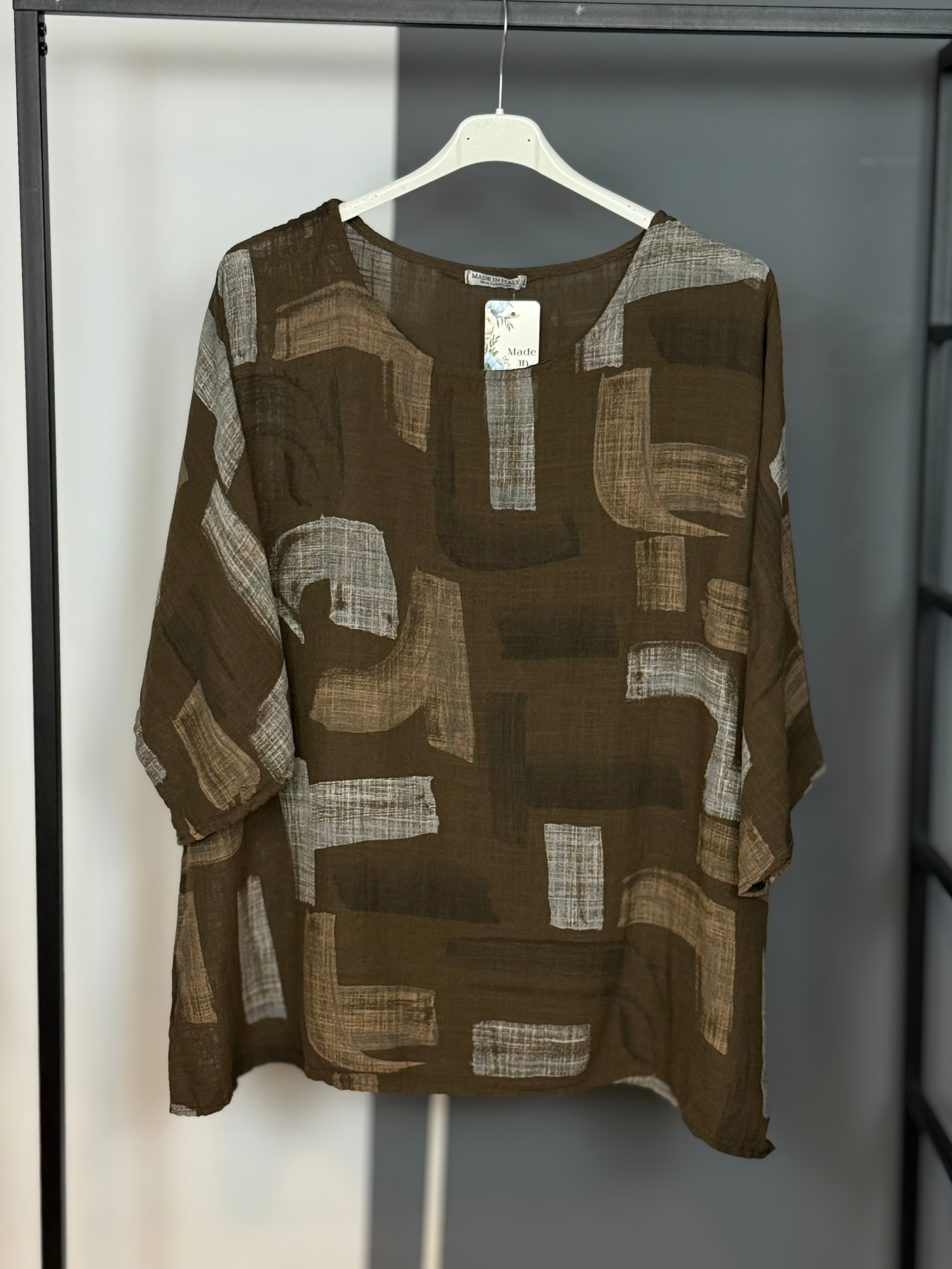 Smart bluse med råt mønster. Den er til plus size kvinden som elsker det enkle design, men stadig gerne vil ha' komfort og god pasform.